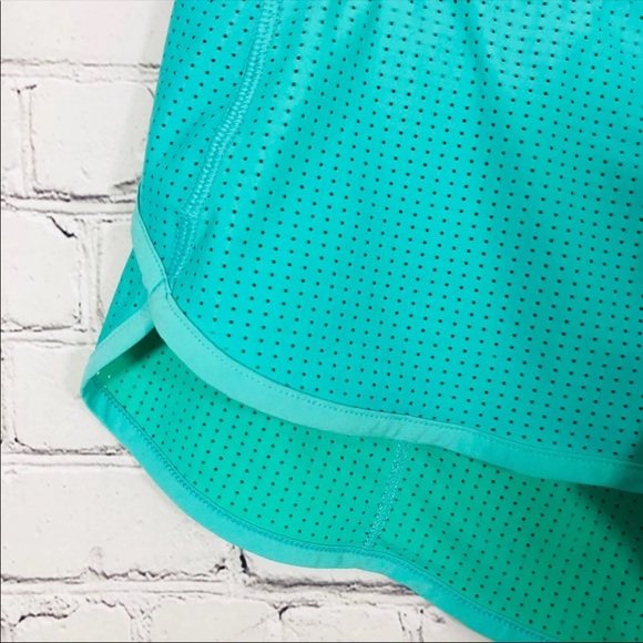 Lululemon Speed Up Shorts - Picture 2 of 4